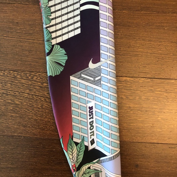 NWOT Nike colourful cityscape running leggings/tights - Picture 3 of 6